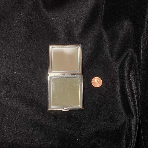 Swarovski graphite crystal compact mirror.💋 - Picture 4 of 7